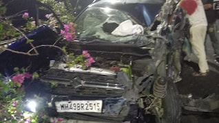 ट्रक से टकराने के बाद रेलिंग में घुसी तेज रफ्तार कार, 2 युवकों की मौत, एक गंभीर घायल