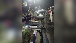 ट्रक से टकराने के बाद रेलिंग में घुसी तेज रफ्तार कार, 2 युवकों की मौत, एक गंभीर घायल&nbsp;