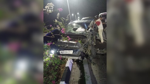 ट्रक से टकराने के बाद रेलिंग में घुसी तेज रफ्तार कार, 2 युवकों की मौत, एक गंभीर घायल&nbsp;