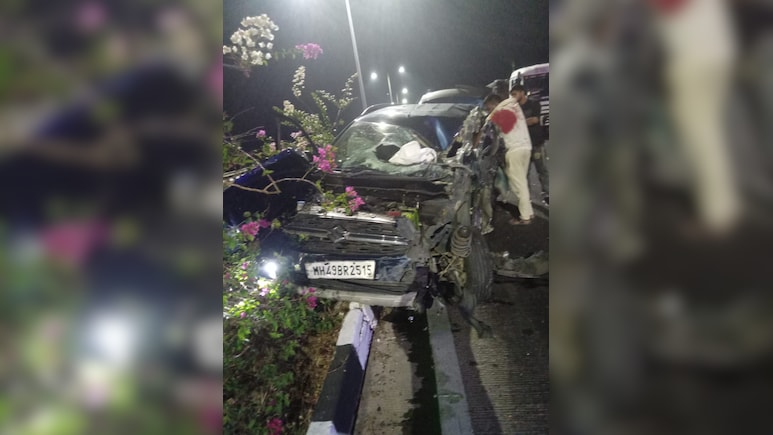 ट्रक से टकराने के बाद रेलिंग में घुसी तेज रफ्तार कार, 2 युवकों की मौत, एक गंभीर घायल&nbsp;