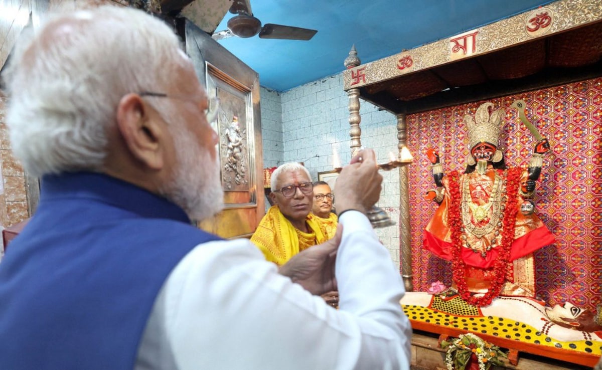 PM Modi Offers Prayers At Kolkata Kali Temple During Roadshow