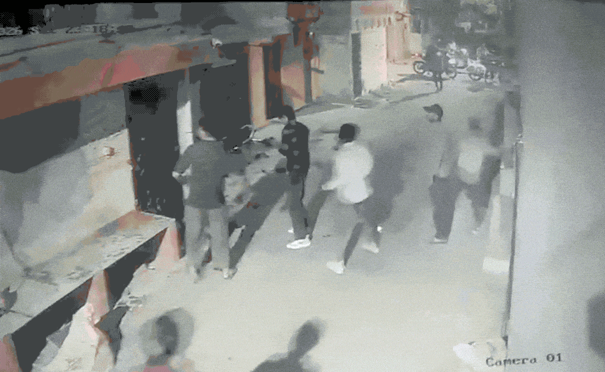 Video: बदमाश से बदला लेने पेट्रोल डालकर घर में लगाई आग, खुद भी चपेट में आए 'गुंडे' तो सरपट भागे&nbsp;