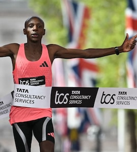Marathon World Record Shattered As Kenyas Sabastian Sawe Scripts History