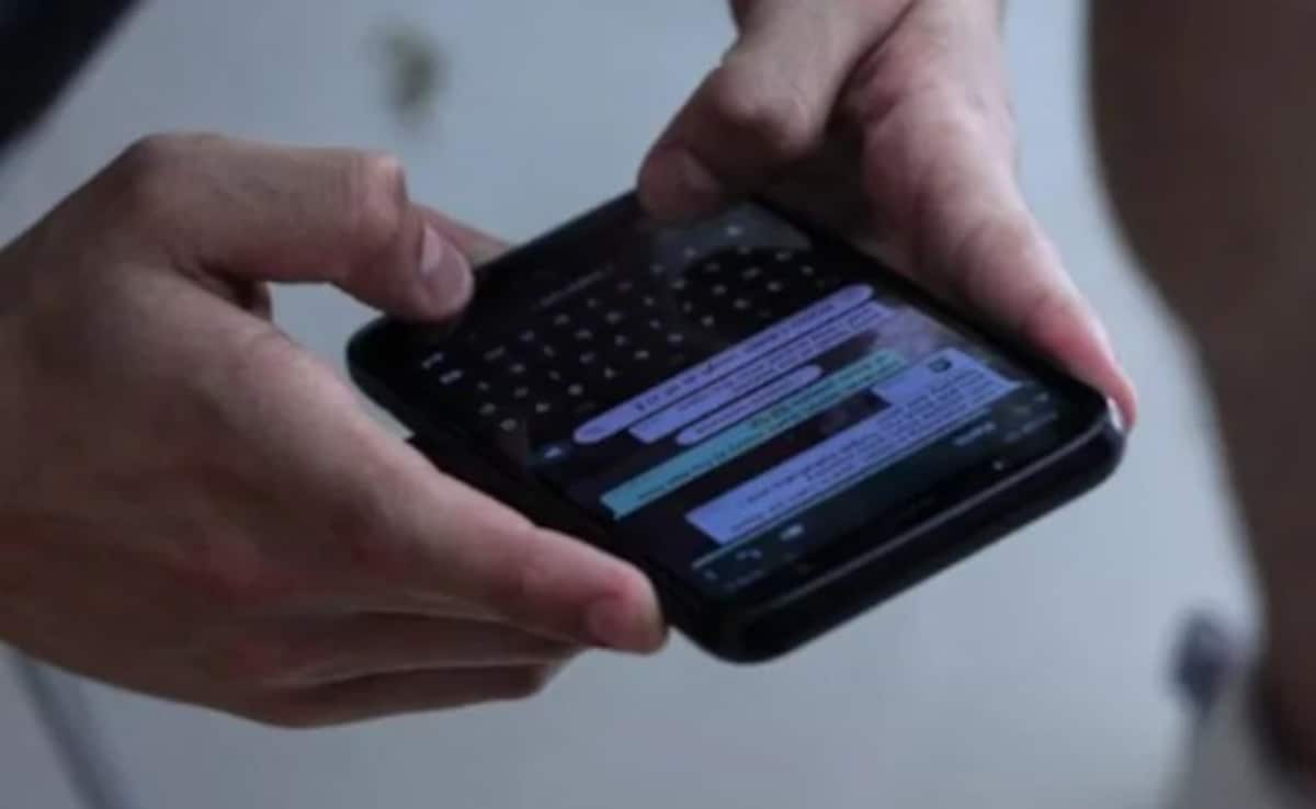 18 साल के छात्र को टीचर ने किया मैसेज, कहा- चलो मूवी देखने... फिर स्टूडेंट ने कही ऐसी बात, WhatsApp चैट वायरल