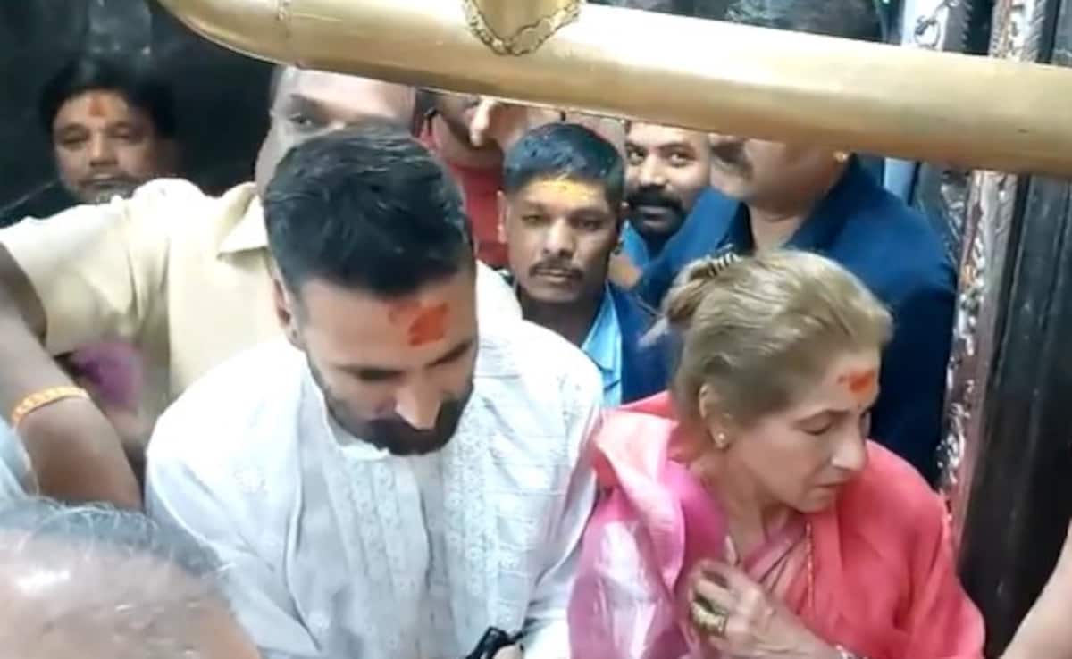 अक्षय कुमार अपनी सासू मां डिम्पल कपाड़िया के साथ पहुंचे महाकाल, माथे पर तिलक लगाए कुछ यूं दिखे खिलाड़ी कुमार