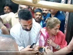 अक्षय कुमार अपनी सासू मां डिम्पल कपाड़िया के साथ पहुंचे महाकाल, माथे पर तिलक लगाए कुछ यूं दिखे खिलाड़ी कुमार