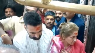 अक्षय कुमार अपनी सासू मां डिम्पल कपाड़िया के साथ पहुंचे महाकाल, माथे पर तिलक लगाए कुछ यूं दिखे खिलाड़ी कुमार