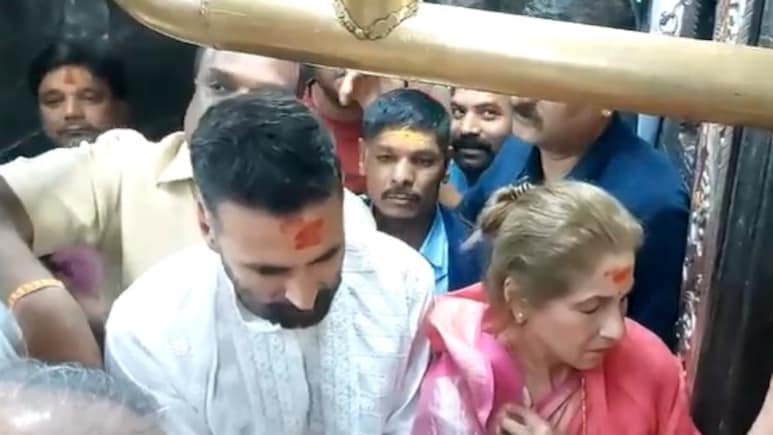 अक्षय कुमार अपनी सासू मां डिम्पल कपाड़िया के साथ पहुंचे महाकाल, माथे पर तिलक लगाए कुछ यूं दिखे खिलाड़ी कुमार