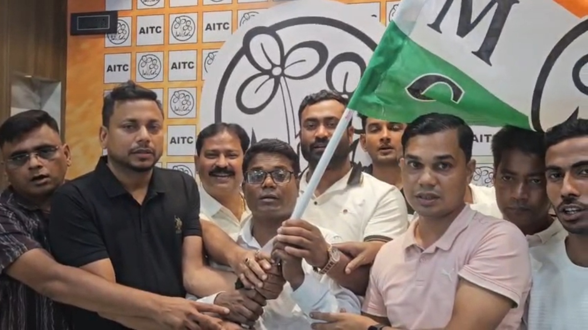 बंगाल में वोटिंग से ठीक पहले कैंडिडेट ने थामा TMC का झंडा, पलटी मारने से पार्टी में मचा बवाल