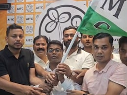 बंगाल में वोटिंग से ठीक पहले कैंडिडेट ने थामा TMC का झंडा, पलटी मारने से पार्टी में मचा बवाल