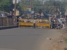 झारखंड: धनबाद-रांची का मुख्&zwj;य मार्ग 2 फीट धंसा, पुल&zwj;िस ने सड़क कर द&zwj;िया सील