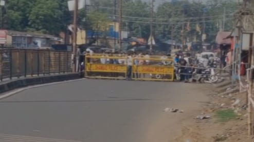 झारखंड: धनबाद-रांची का मुख्&zwj;य मार्ग 2 फीट धंसा, पुल&zwj;िस ने सड़क कर द&zwj;िया सील