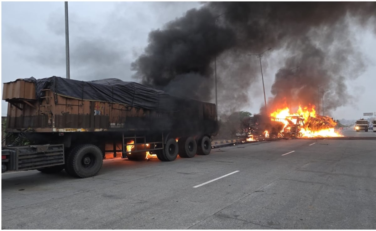 Jharkhand: दिल्ली-कोलकाता हाईवे पर ट्रकों की टक्कर के बाद 'बम' की तरह फटा सिलेंडर, जिंदा जल गए ड्राइवर और खलासी