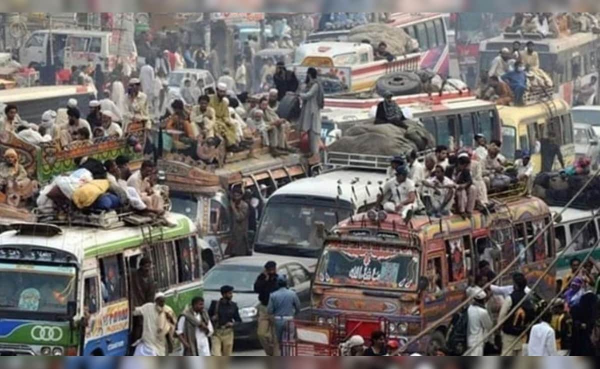 पाकिस्तान में पब्लिक ट्रांसपोर्ट फ्री करने का एलान, एक दिन पहले ही पेट्रोल-डीजल की कीमतों में लगी थी आग