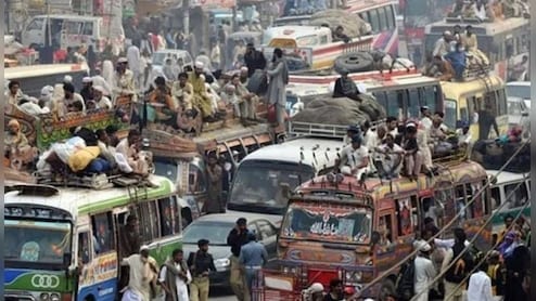 पाकिस्तान में पब्लिक ट्रांसपोर्ट फ्री करने का एलान, एक दिन पहले ही पेट्रोल-डीजल की कीमतों में लगी थी आग