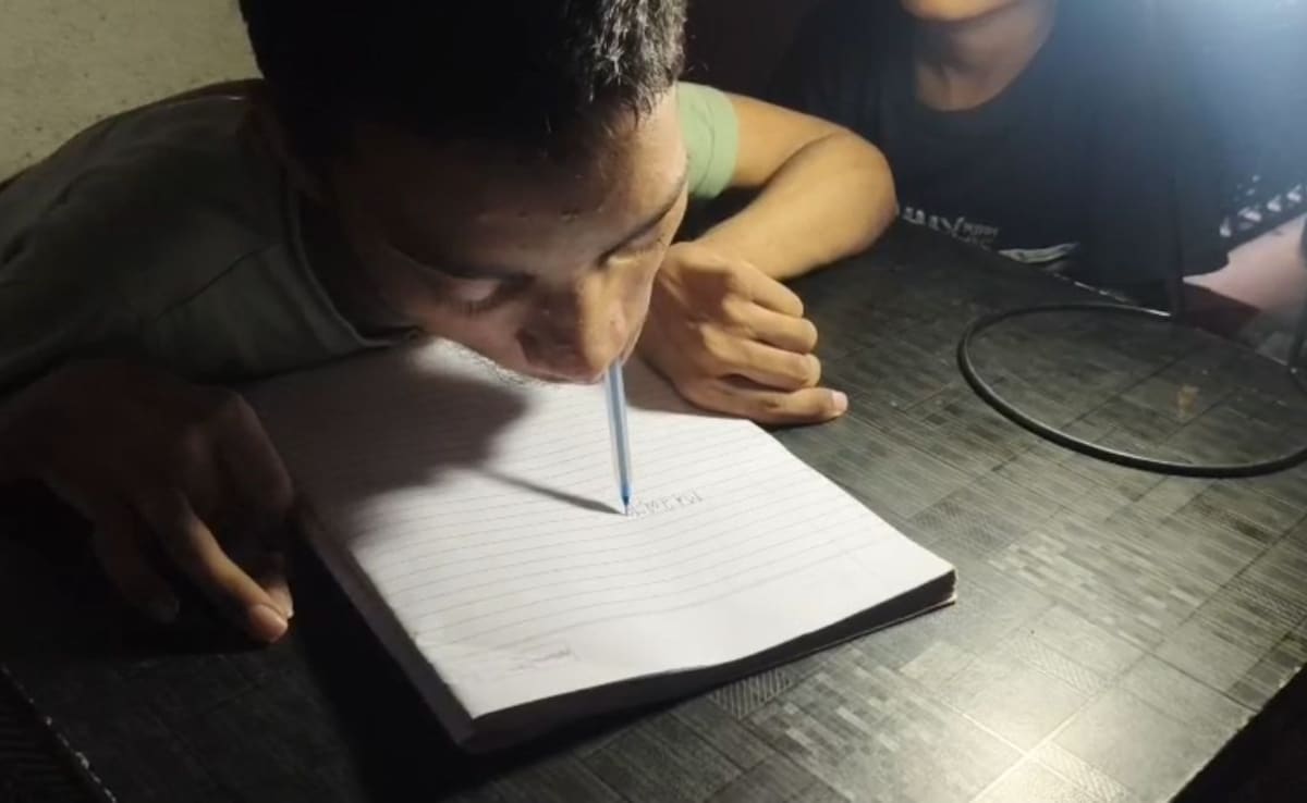 Success Story: दांतो से कलम दबा कर लिखने वाले दिव्यांग फैजान बना झारखंड स्टेट टॉपर, 10वीं में लाए 93.8 प्रतिशत अंक