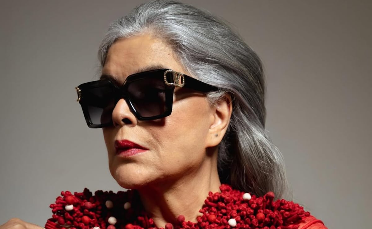 Zeenat Aman Photos: 74 साल की जीनत अमान का ग्लैमरस फोटोशूट देख खुली रह गई फैन्स की आंखें, बोले- आप ये कैसे कर लेती हैं?