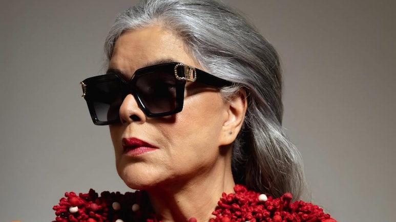 74 साल की जीनत अमान का ग्लैमरस फोटोशूट देख खुली रह गई फैन्स की आंखें, बोले- आप ये कैसे कर लेती हैं?