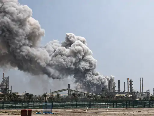 जंग के बीच ईरान की बदली रणनीति ने बढ़ाई पड़ोसी देशों की टेंशन, अब पानी प्लांट पर भी हमला