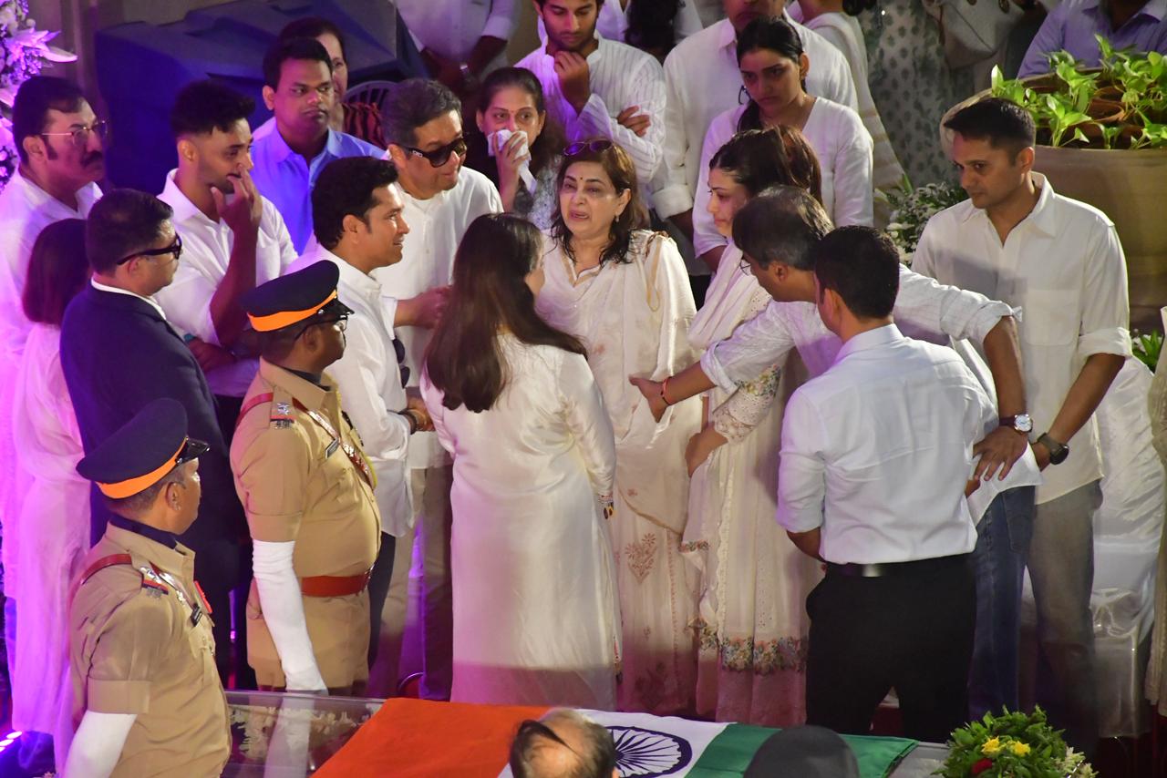 आशा भोसले के अंतिम संस्कार में पत्नी अंजलि के साथ पहुंचे सचिन तेंदुलकर, आखिरी बार अर्जन तेंदुलकर की शादी में नजर आई थीं सिंगर &nbsp;