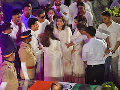 आशा भोसले के अंतिम संस्कार में पत्नी अंजलि के साथ पहुंचे सचिन तेंदुलकर, आखिरी बार अर्जन तेंदुलकर की शादी में नजर आई थीं सिंगर  