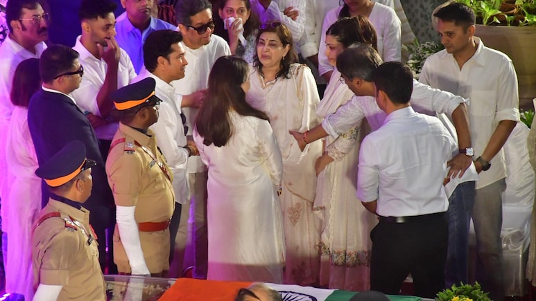 आशा भोसले के अंतिम संस्कार में पत्नी अंजलि के साथ पहुंचे सचिन तेंदुलकर, आखिरी बार अर्जुन तेंदुलकर की शादी में नजर आई थीं सिंगर &nbsp;