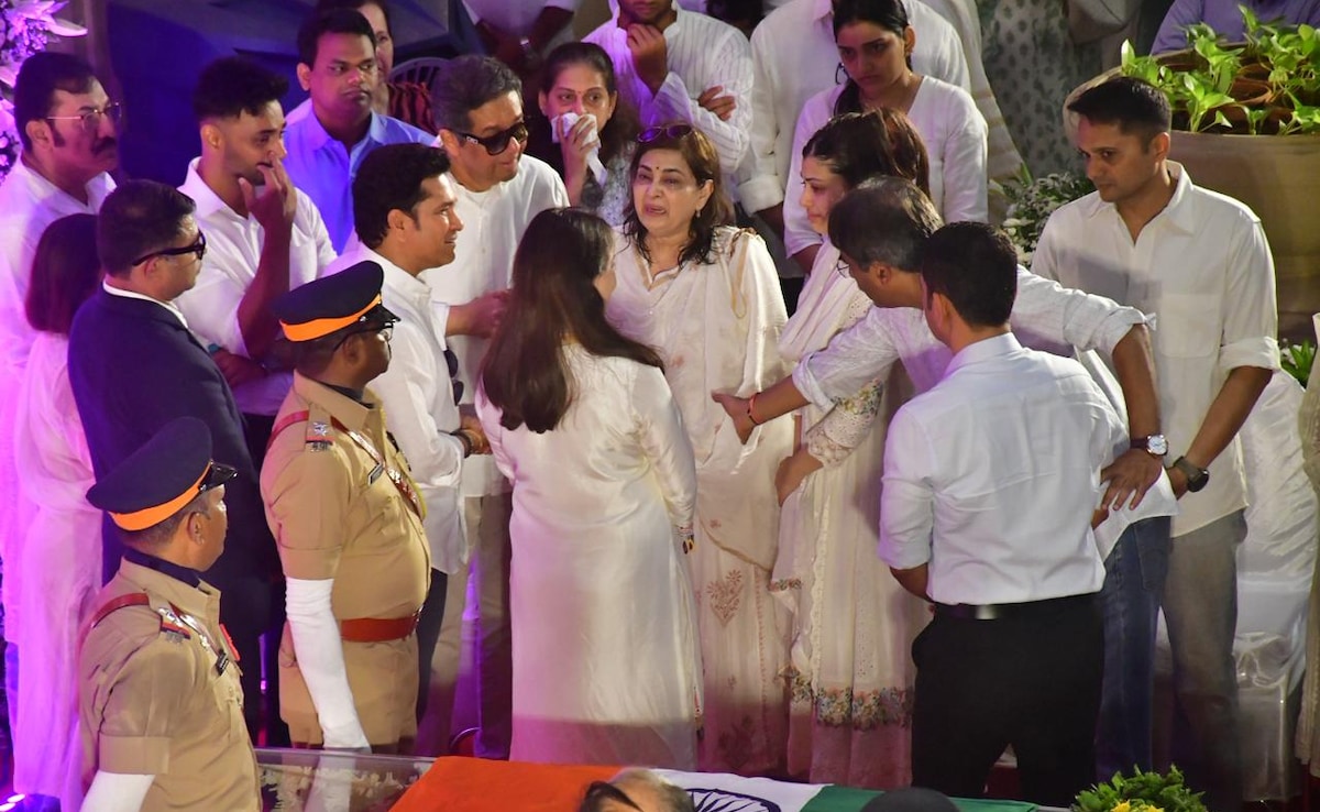 आशा भोसले के अंतिम संस्कार में पत्नी अंजलि के साथ पहुंचे सचिन तेंदुलकर, आखिरी बार अर्जुन तेंदुलकर की शादी में नजर आई थीं सिंगर