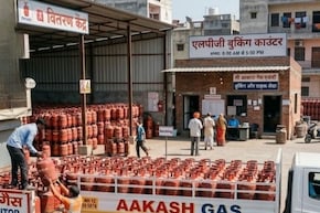 LPG सिलेंडर सीधे गोदामों से बेचने पर रोक, दिल्&zwj;ली में घरेलू गैस पर सरकार का बड़ा आदेश- नहीं माने तो कार्रवाई तय