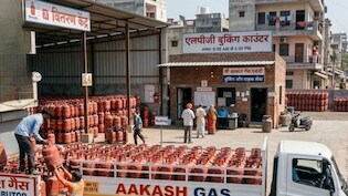 LPG सिलेंडर सीधे गोदामों से बेचने पर रोक, दिल्&zwj;ली में घरेलू गैस पर सरकार का बड़ा आदेश- नहीं माने तो कार्रवाई तय