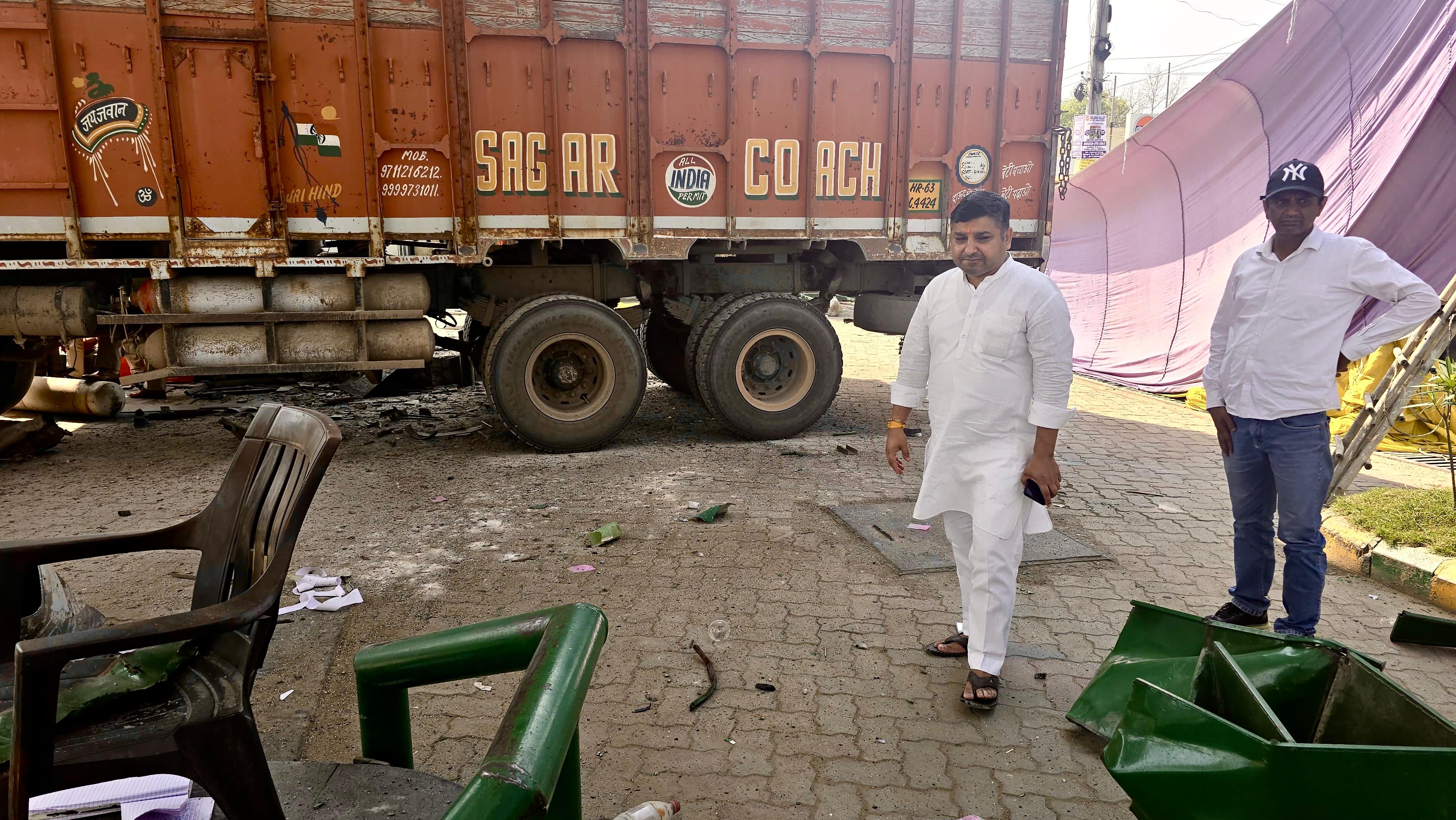 दिल्ली के द्वारका में CNG फिलिंग स्टेशन पर CNG सिलेंडर फटा, 4 लोग घायल