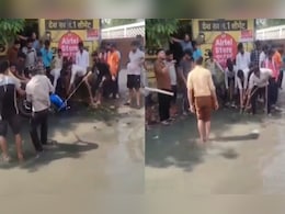 बाल-बाल बचे! ग्रेटर नोएडा में बारिश बनी आफत; जलभराव से नाले में गिरी बाइक, देखिए Viral Video