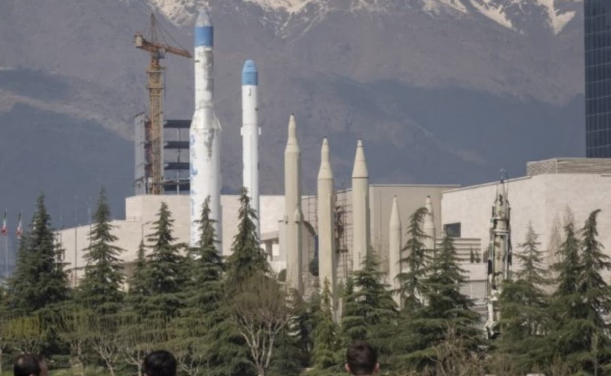 तेहरान के एक युद्ध संग्रहालय में ईरान में निर्मित मिसाइलें दिखाई गई हैं. यह तस्वीर 01 अप्रैल 2026 की है