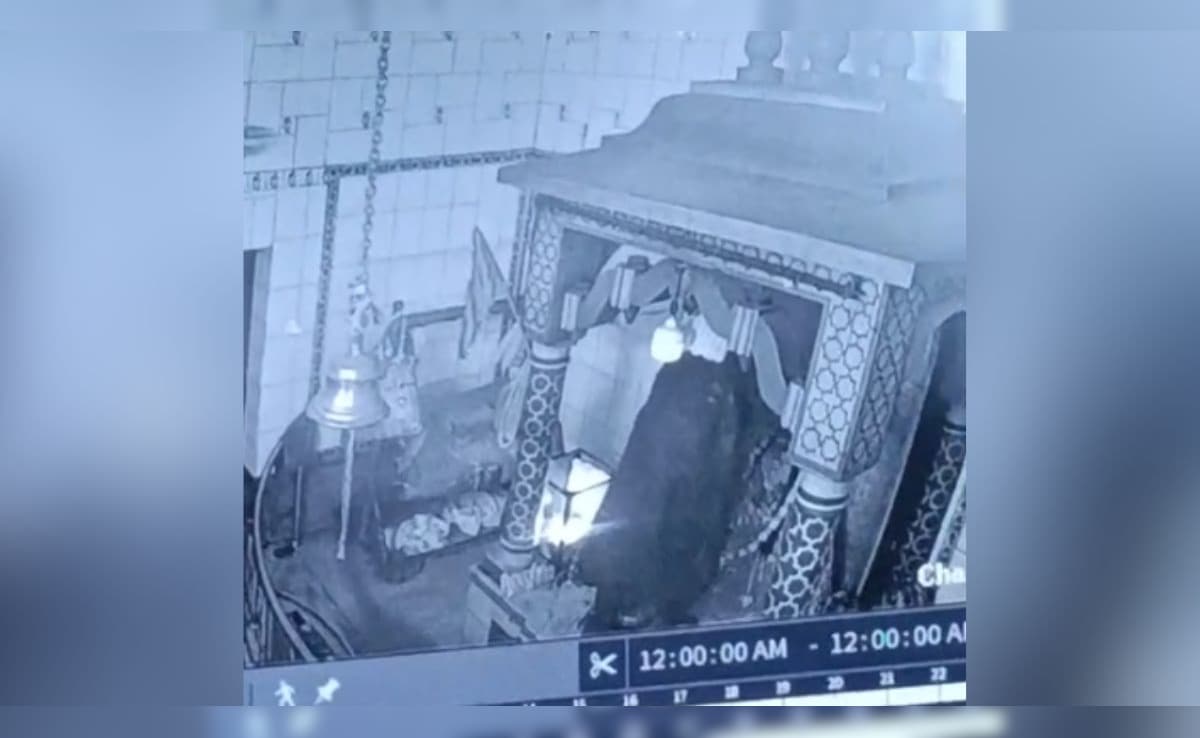 ग्रेटर नोएडा: भगवान के घर में चोरी, दुर्गा मां की मूर्ति से गहने-जवाहरात उड़ा ले गए चोर; CCTV में घटना कैद