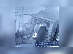 ग्रेटर नोएडा: भगवान के घर में चोरी, दुर्गा मां की मूर्ति से गहने-जवाहरात उड़ा ले गए चोर; CCTV में घटना कैद