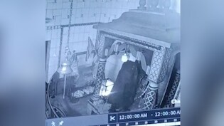 ग्रेटर नोएडा: भगवान के घर में चोरी, दुर्गा मां की मूर्ति से गहने-जवाहरात उड़ा ले गए चोर; CCTV में घटना कैद