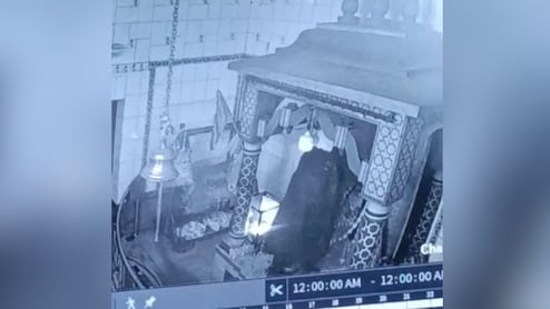 ग्रेटर नोएडा: भगवान के घर में चोरी, दुर्गा मां की मूर्ति से गहने-जवाहरात उड़ा ले गए चोर; CCTV में घटना कैद