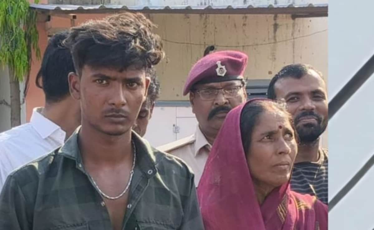 Bihar: 150 फीट ऊंचे टावर पर चढ़े प्रेमी से पुलिस लगाती रही गुहार, 6 घंटे चला ड्रामा... मां आई तब बनी बात