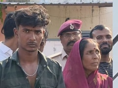 Bihar: 150 फीट ऊंचे टावर पर चढ़े प्रेमी से पुलिस लगाती रही गुहार, 6 घंटे चला ड्रामा... मां आई तब बनी बात