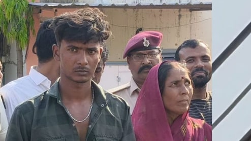 Bihar: 150 फीट ऊंचे टावर पर चढ़े प्रेमी से पुलिस लगाती रही गुहार, 6 घंटे चला ड्रामा... मां आई तब बनी बात