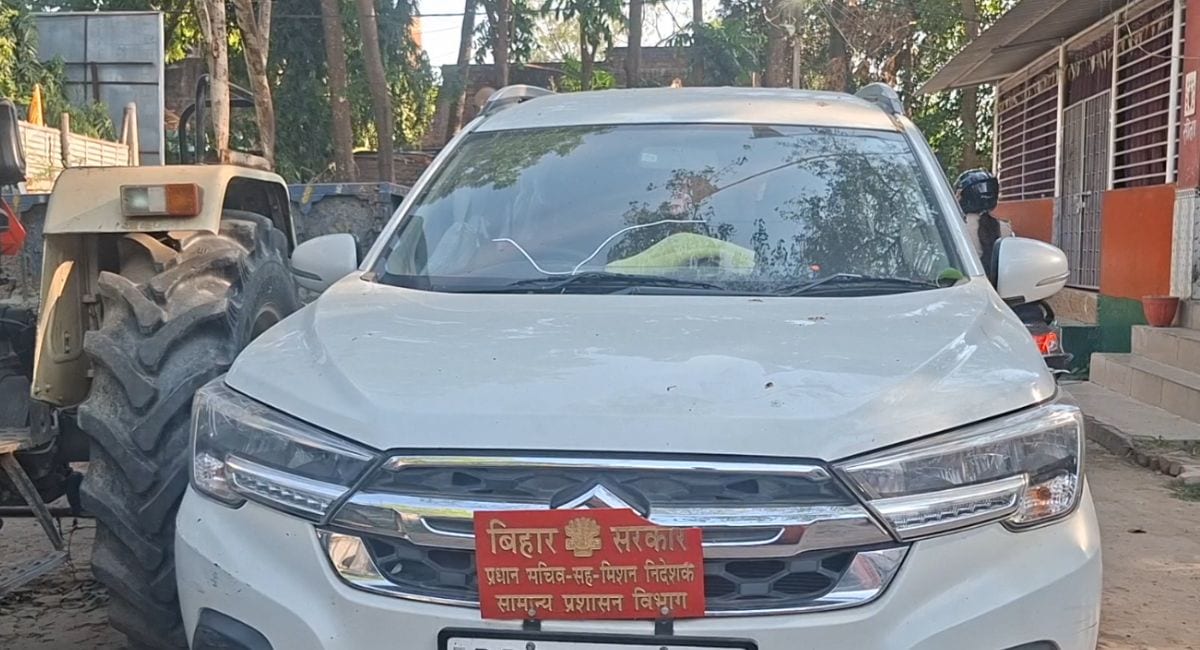 गाड़ी के आगे बिहार सरकार का प्लेट लगाया था. गाड़ी के आगे बिहार सरकार का प्लेट लगाया था.