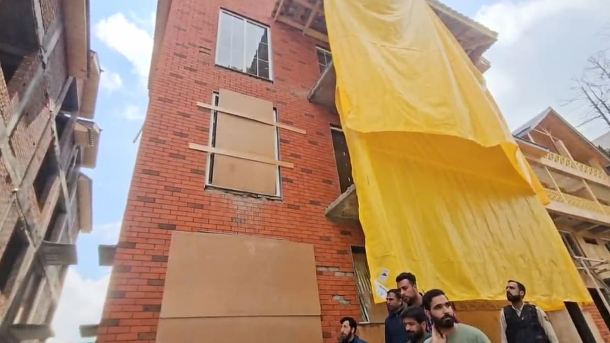 सील करने से पहले अधिकारियों ने जांच की