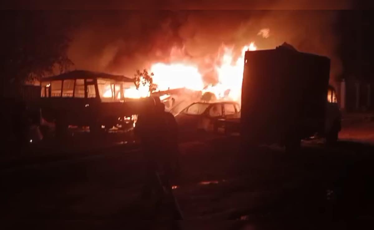 गाजियाबाद के लोनी पुल‍िस थाने में भीषण आग, दो दर्जन वाहन जलकर हुए राख