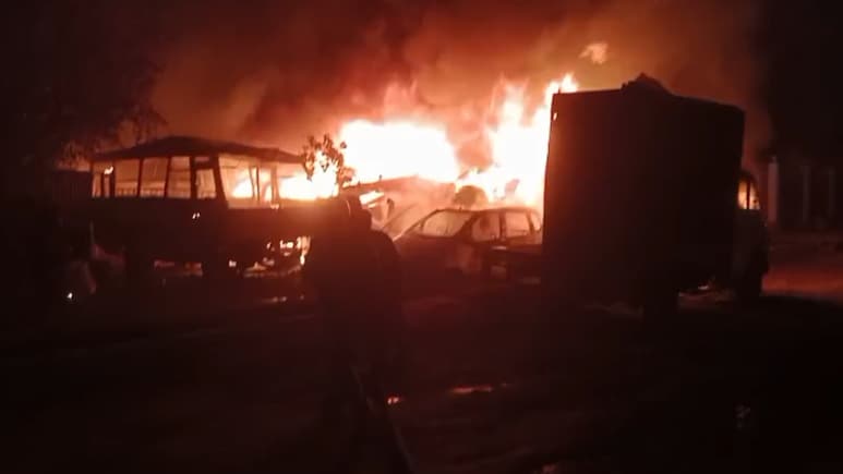 गाजियाबाद के लोनी पुल&zwj;िस थाने में भीषण आग, दो दर्जन वाहन जलकर हुए राख