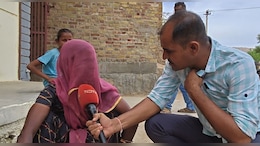 मोबाइल तो है पर चलता नहीं! राजस्&zwj;थान का ऐसा गांव जहां फोन चलाने 3 किलोमीटर दूर जाते हैं लोग