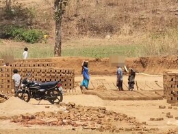 Chhattisgarh News: स्कूल ड्रेस में मजदूरी, 300-400 रुपये के लिए अवैध भट्ठे पर काम कर बच्चे, प्रशासन मौन &nbsp;