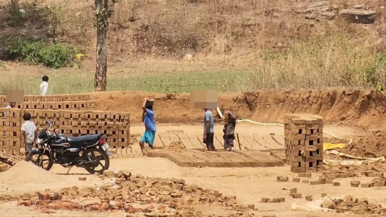 Chhattisgarh News: स्कूल ड्रेस में मजदूरी, 300-400 रुपये के लिए अवैध भट्ठे पर काम कर बच्चे, प्रशासन मौन &nbsp;