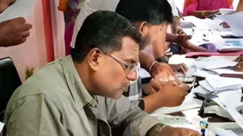 West Bengal SIR: पश्चिम बंगाल की वोटर्स लिस्ट से 91 लाख नाम बाहर, चुनाव आयोग ने जिलेवार जारी की लिस्ट