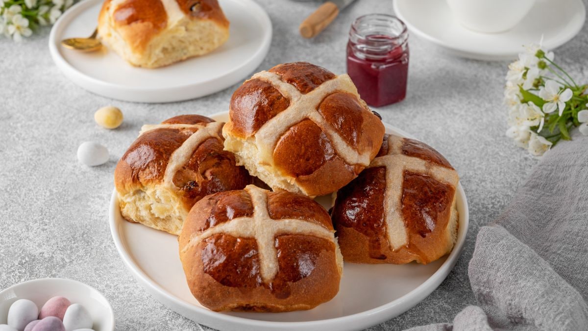 Tradition Hot Cross Easter Buns