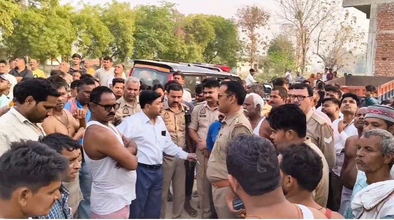 Bhadohi News: मौके पर मौजूद यूपी पुलिस के अधिकारी और लोगों की भीड़. 