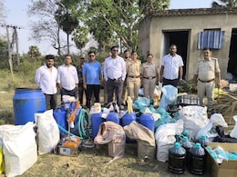 बिहार में पकड़ी गई अंग्रेजी शराब की मिनी फैक्ट्री, नदी किनारे बन रहा था नकली शराब